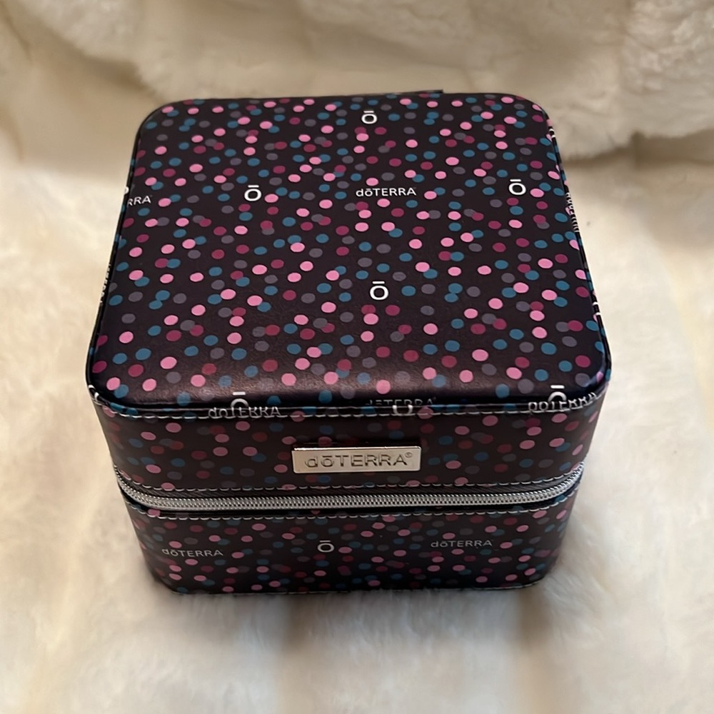 🖤🖤PRICE DROP🖤🖤NWOT💜DOTERRA💜ZIPPER STORAGE CASE💜6 ROLLER BOTTLES &16 OILS
